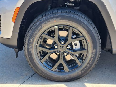 New 2025 Jeep Grand Cherokee Altitude image 9