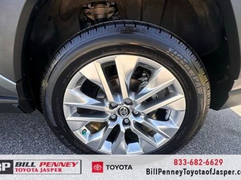 Used 2019 Toyota RAV4 XLE Premium image 9