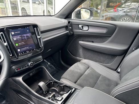 Certified 2025 Volvo XC40 B5 Plus AWD/4WD image 22
