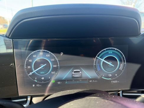 Used 2023 Hyundai Elantra Limited image 23