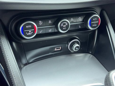 Used 2022 Alfa Romeo Stelvio Veloce image 30