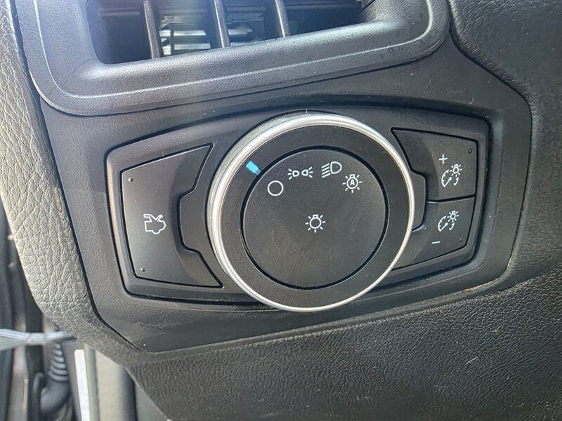 Used 2018 Ford Focus SE w/ Cold Weather Package FWD image 20