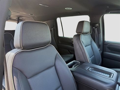 Used 2024 GMC Yukon XL SLT w/ SLT Luxury Package image 25