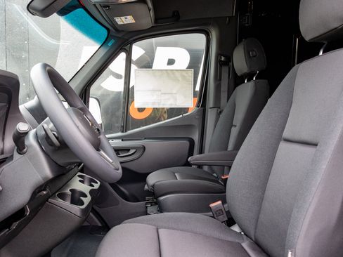 Used 2024 Mercedes-Benz Sprinter 2500 image 13