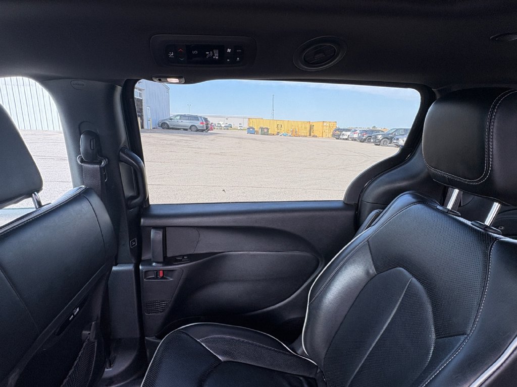 Used 2024 Chrysler Pacifica Premium FWD image 40