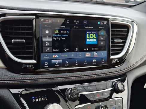 Used 2024 Chrysler Pacifica Pinnacle FWD image 17