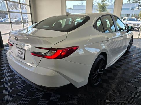 Used 2025 Toyota Camry SE image 3