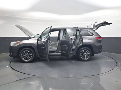 Used 2017 Toyota Highlander XLE AWD/4WD image 39