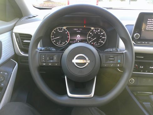 Used 2023 Nissan Rogue SV image 19