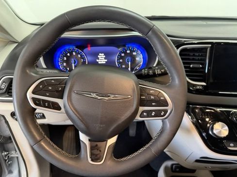 Used 2024 Chrysler Pacifica Touring-L FWD image 21