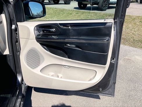 Used 2017 Dodge Grand Caravan SXT FWD image 22