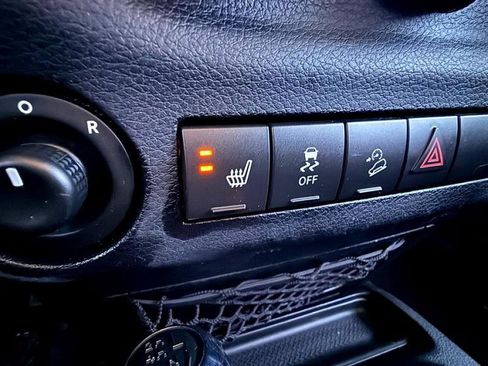 Used 2017 Jeep Wrangler Unlimited Rubicon w/ Connectivity Group image 31