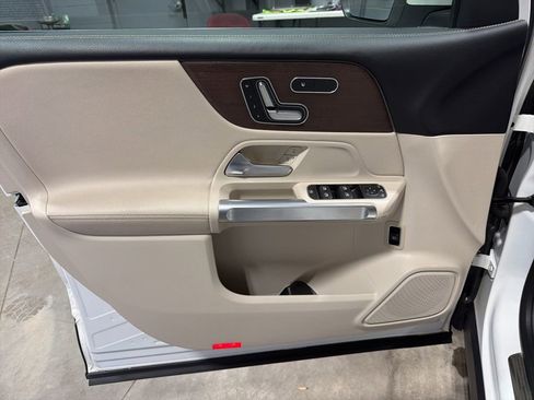 Used 2023 Mercedes-Benz GLB 250 4MATIC image 9