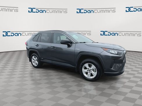 Used 2021 Toyota RAV4 LE AWD/4WD image 2