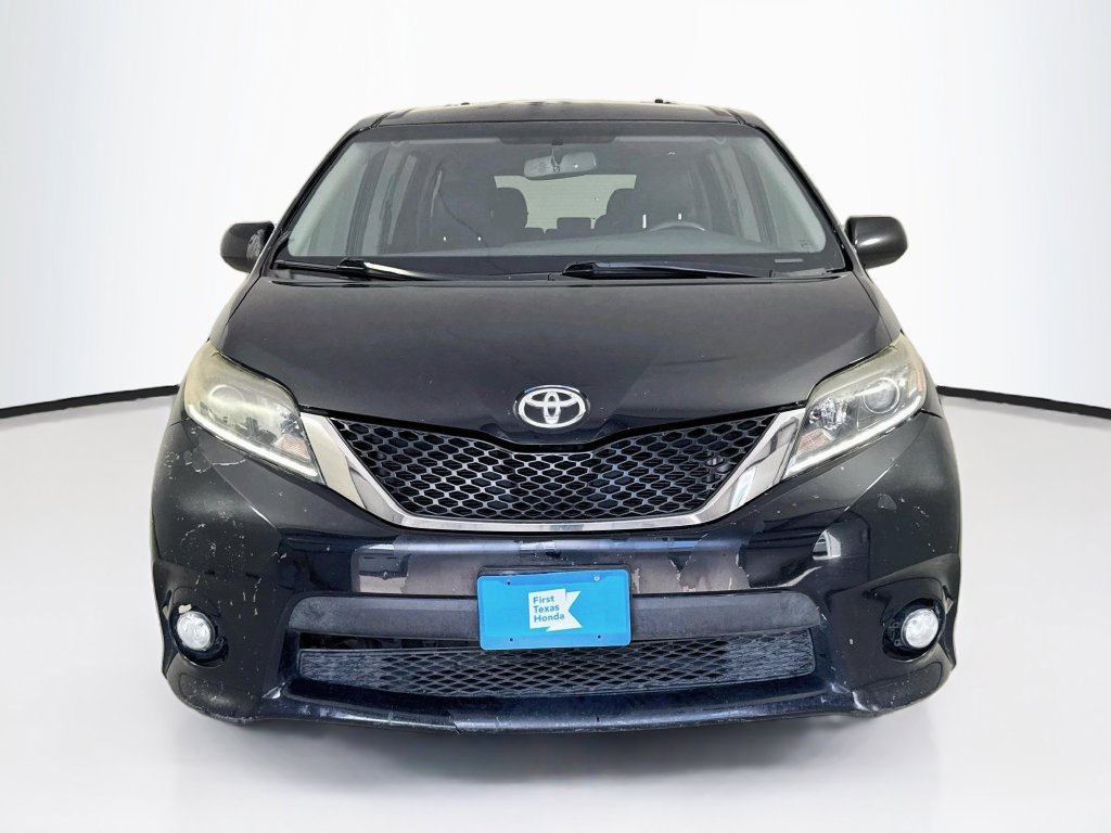 Used 2016 Toyota Sienna SE FWD image 2