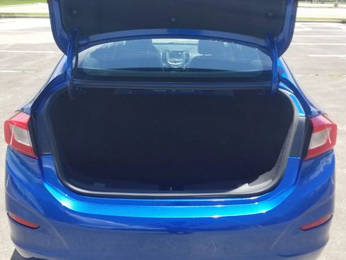 Used 2018 Chevrolet Cruze LT FWD image 18