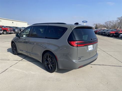 Used 2025 Chrysler Pacifica Limited image 21