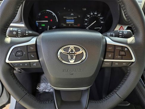 Used 2025 Toyota Sienna XLE image 22