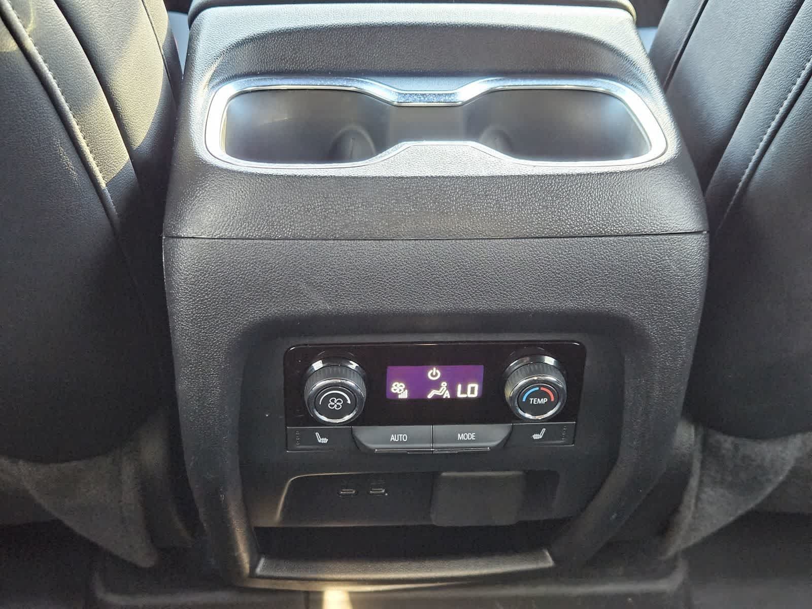 Used 2024 Chevrolet Traverse RS FWD image 30