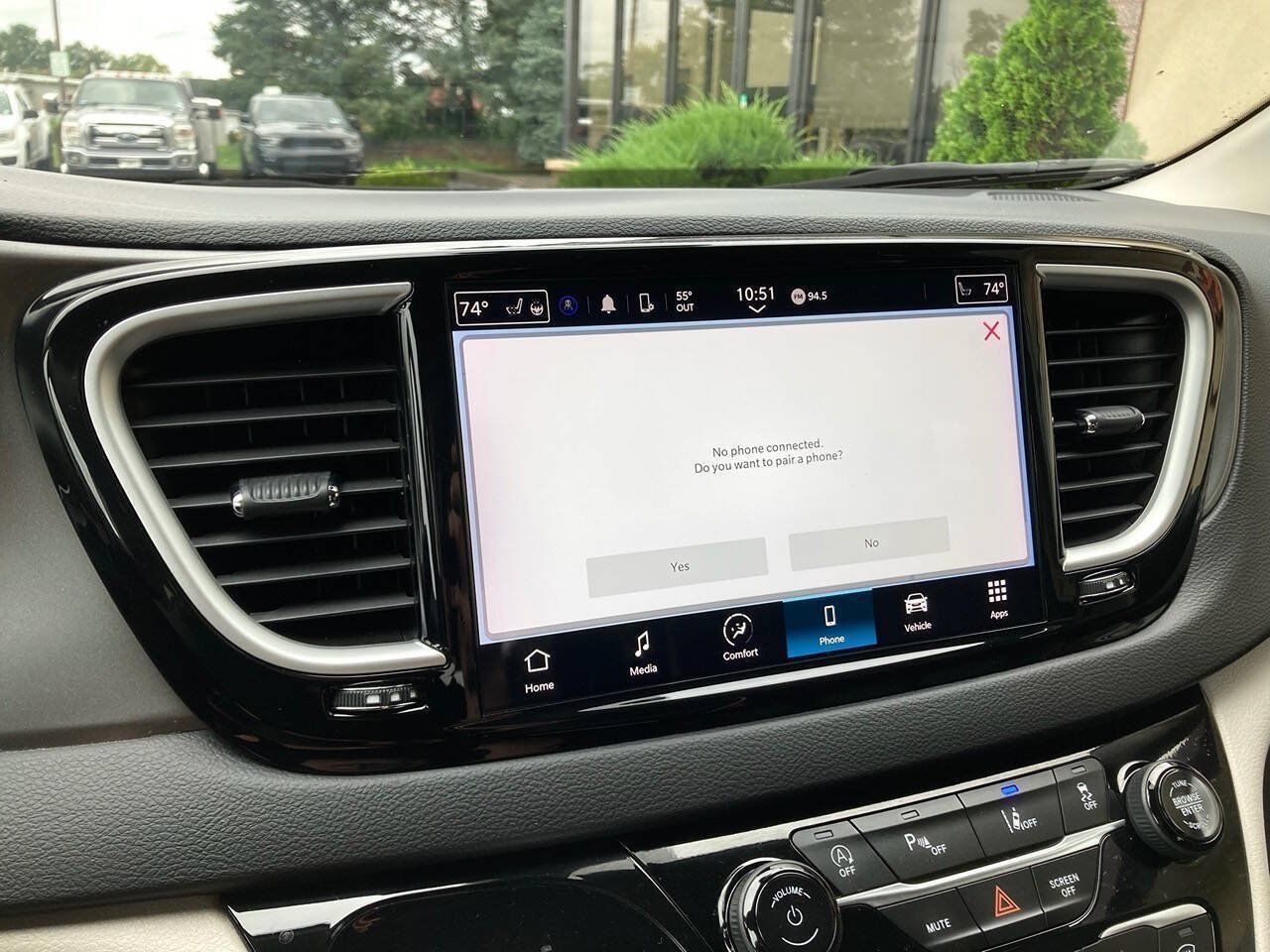 Used 2024 Chrysler Pacifica Touring-L FWD image 27