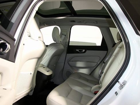 Used 2021 Volvo XC60 T5 Momentum w/ Protection Package image 14