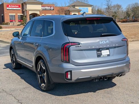 Used 2024 Kia Telluride EX w/ EX Captain's Chair Package image 11