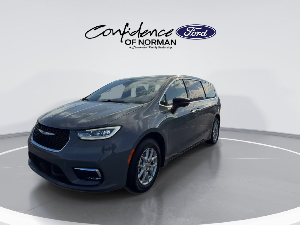 Used 2025 Chrysler Pacifica Select FWD image 4
