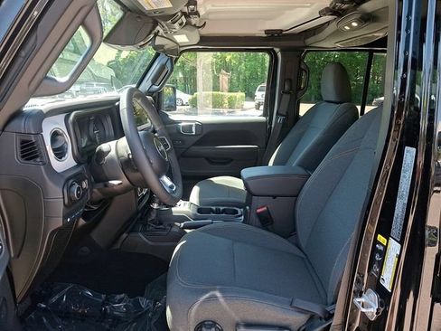 Used 2025 Jeep Wrangler Unlimited Sahara AWD/4WD image 15