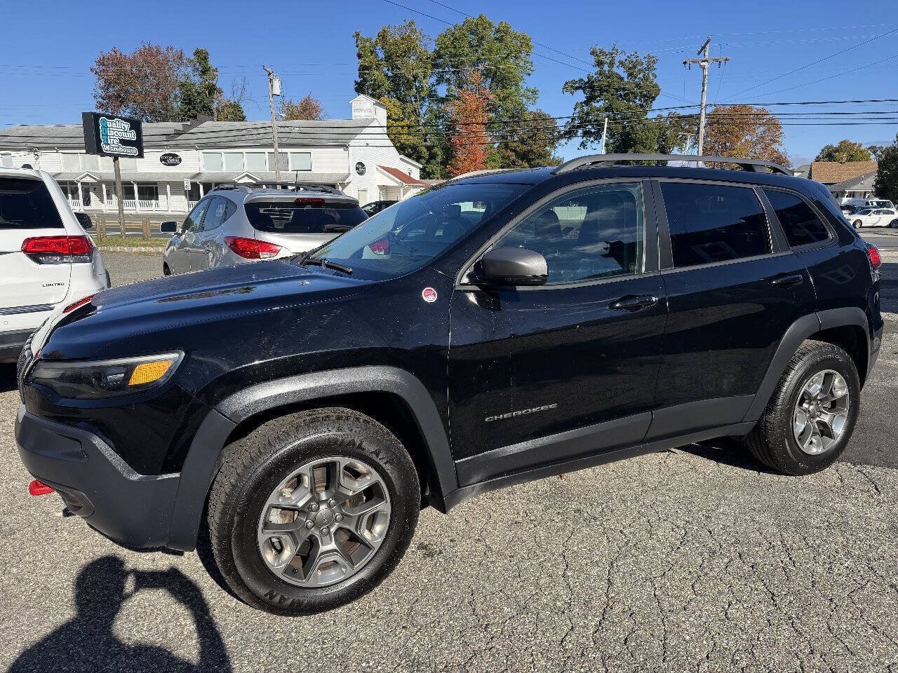 Used 2019 Jeep Cherokee Trailhawk w/ Comfort/Convenience Group AWD/4WD image 1