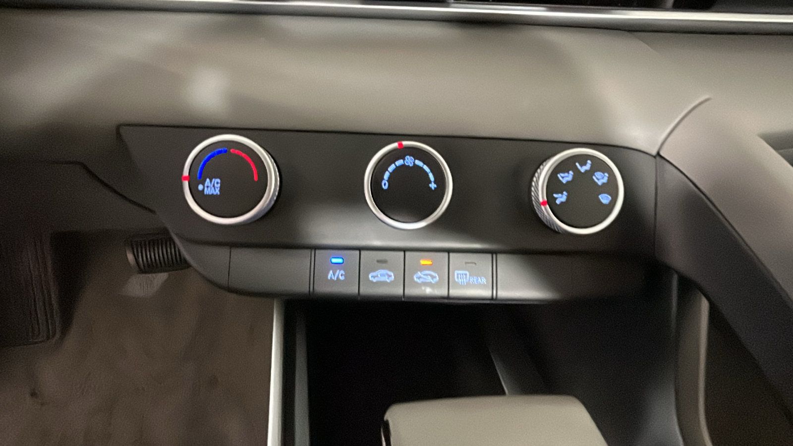 Certified 2024 Hyundai Elantra SE FWD image 27