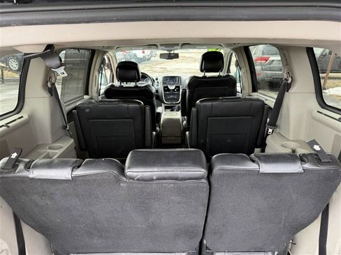 Used 2014 Chrysler Town & Country Touring-L image 8
