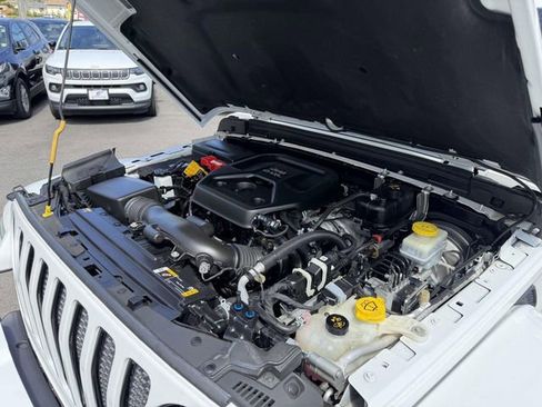 Used 2022 Jeep Wrangler Unlimited Sahara AWD/4WD image 32