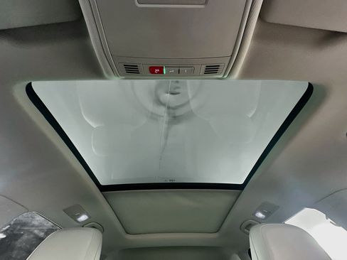 Used 2020 Volkswagen Tiguan SE w/ Panoramic Sunroof Package FWD image 24