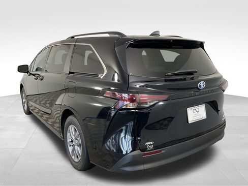 Used 2023 Toyota Sienna LE AWD/4WD image 7