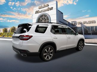 Used 2025 Honda Pilot Elite video 3