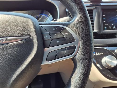 Used 2020 Chrysler Voyager LX image 31