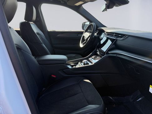 New 2025 Jeep Grand Cherokee L Altitude image 15