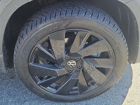 Certified 2023 Volkswagen Taos SE w/ Panoramic Sunroof Package image 25