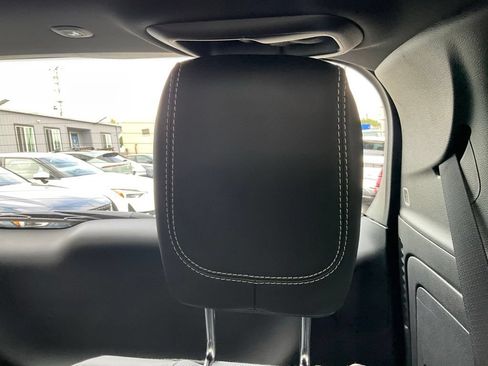 Used 2023 Chrysler Pacifica Limited w/ S Appearance Package FWD image 33
