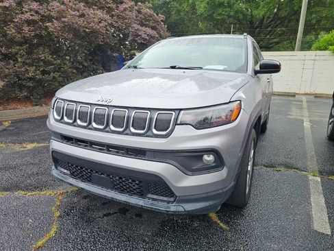 Used 2022 Jeep Compass Latitude FWD image 2