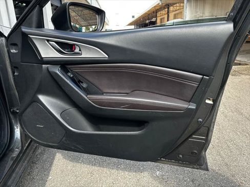 Used 2018 MAZDA MAZDA3 Touring FWD image 18