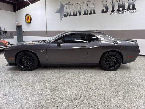 Used 2016 Dodge Challenger SRT Hellcat RWD image 3