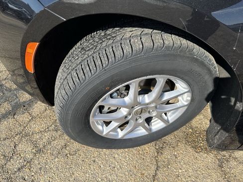 Used 2023 Chrysler Pacifica Touring-L image 2