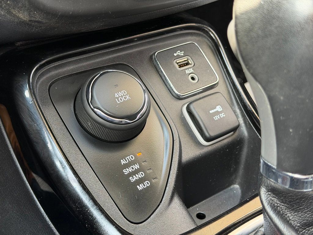 Used 2018 Jeep Compass Latitude w/ Popular Equipment Group AWD/4WD image 22