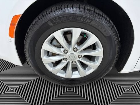 Used 2018 Chrysler Pacifica Touring-L w/ Advanced Safetytec Group FWD image 9