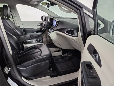 Used 2023 Chrysler Pacifica Touring-L FWD image 30