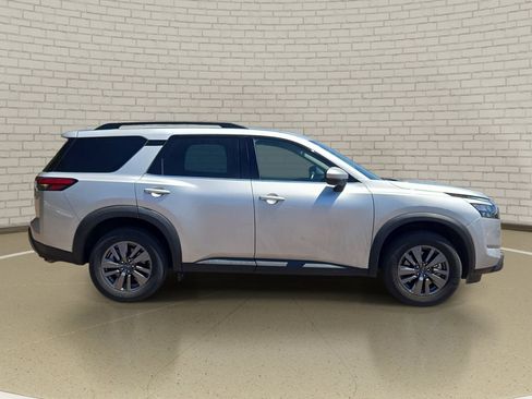 Used 2025 Nissan Pathfinder SV FWD image 4
