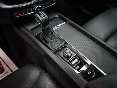 Used 2020 Volvo XC60 T5 Momentum image 40