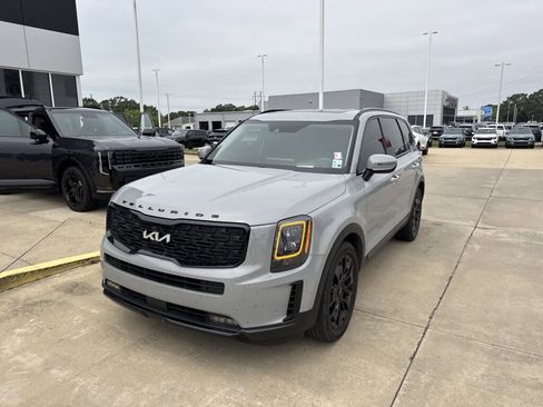 Used 2022 Kia Telluride SX w/ SX Prestige Package AWD/4WD image 3