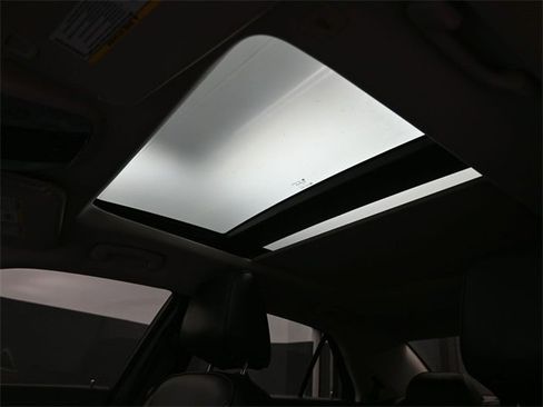 Used 2018 Chrysler 300 Limited w/ Safetytec Plus Group image 10